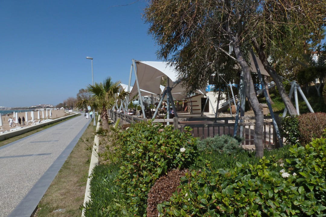 Promenade trennt Strand und Hotel PALOMA Perissia
