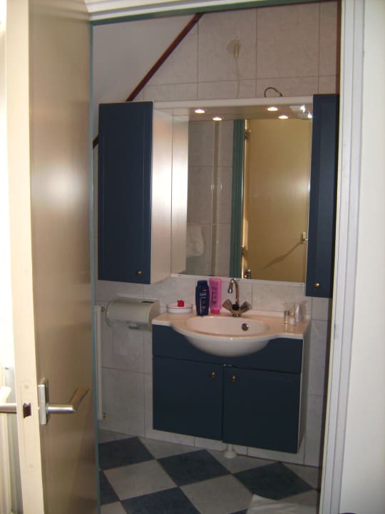 Bad mit Waschtisch und Badmöbel Hotel De Oude Smidse