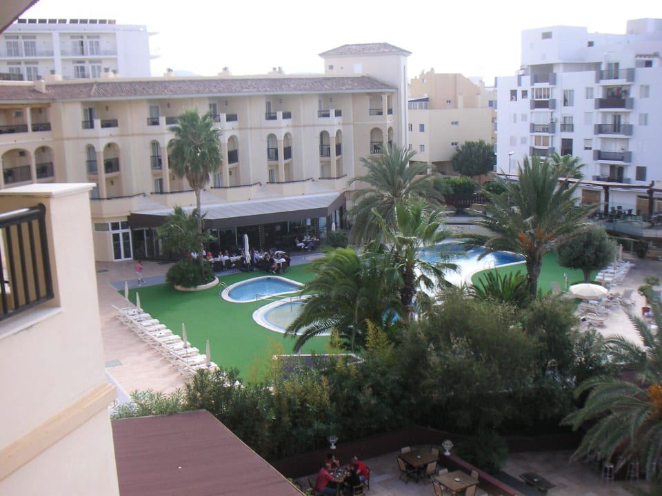 Gesellschaftsgäste im Pool- und Barbereich  Hotel-Apartamentos Blau Parc