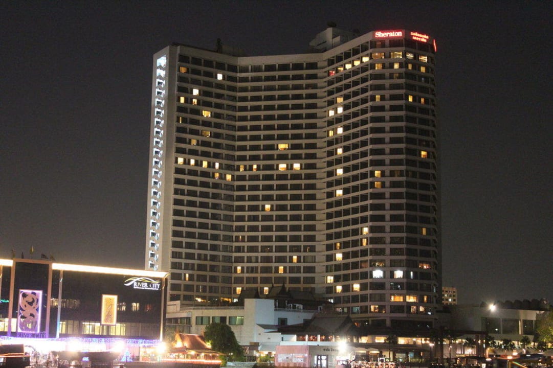 Von der anderen Flussseite aus Royal Orchid Sheraton Hotel & Towers