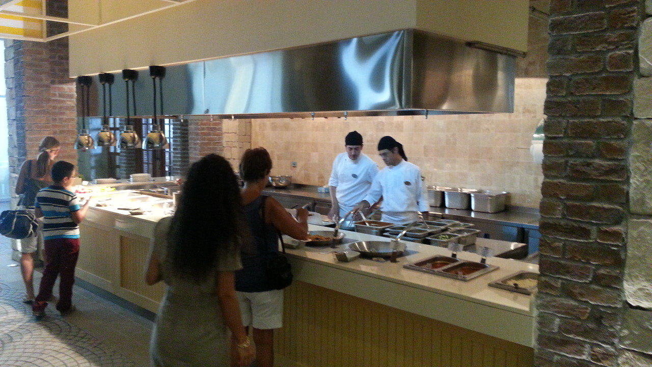 Einer der Büffetstände Titanic Deluxe Golf Belek