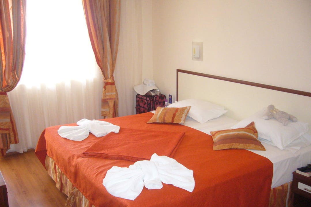 Bett mit frischen Handtüchern Hotel Juzhni Noshti