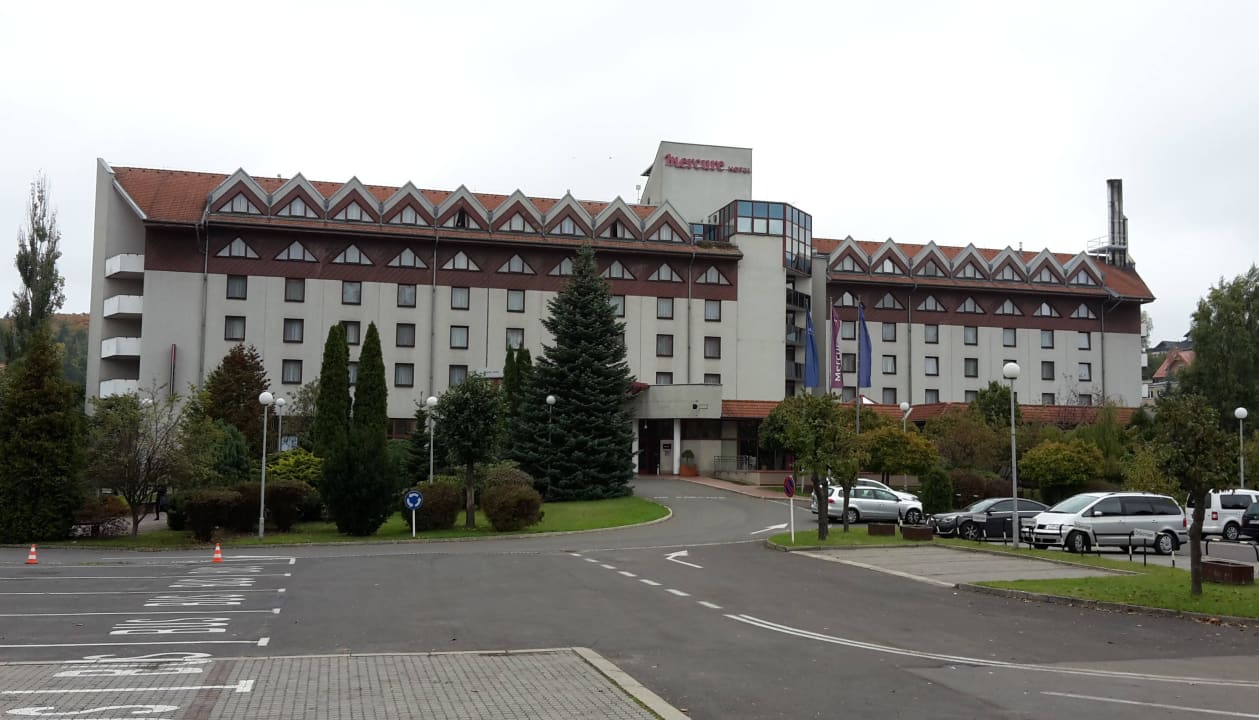 Parkplätze sind auch für Busse vorhanden Hotel Mercure Jelenia Gora