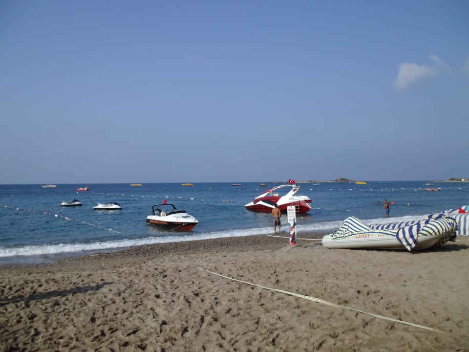 Strand direkt nach der Gartenanlage Arycanda Kirman Premium