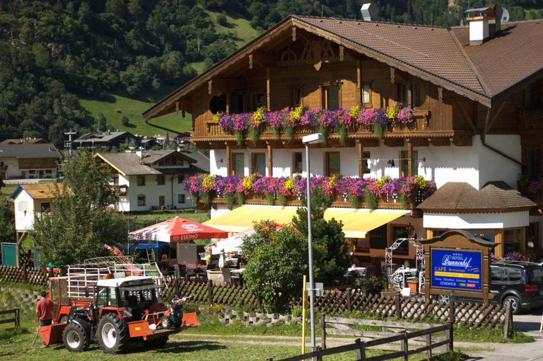 Außenansicht & Sonnenterrasse Hotel Brunnenhof