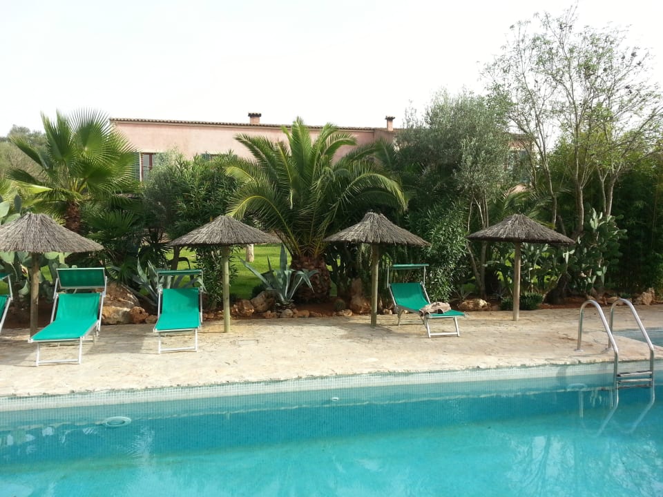 Pool mit Haupthaus im Hintergrund Finca Can Pina