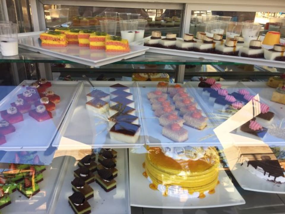 Kuchen und Torten an der Poolbar Fame Residence Lara & Spa