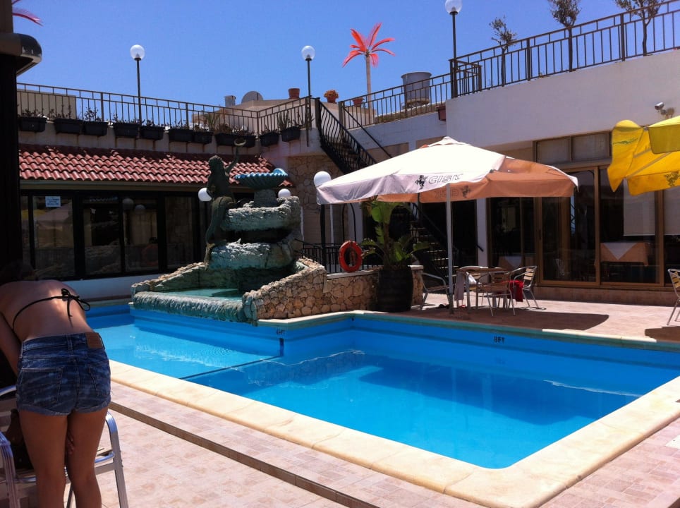 Pool auf der Dachterrasse Hotel Xlendi Resort & Spa