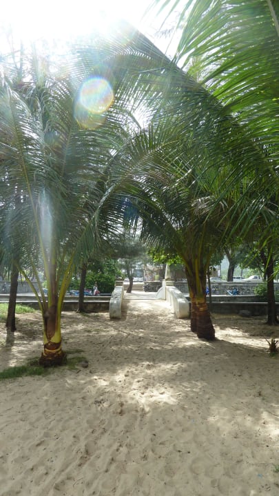 Weg zum Strand The Old Phuket - Karon Beach Resort