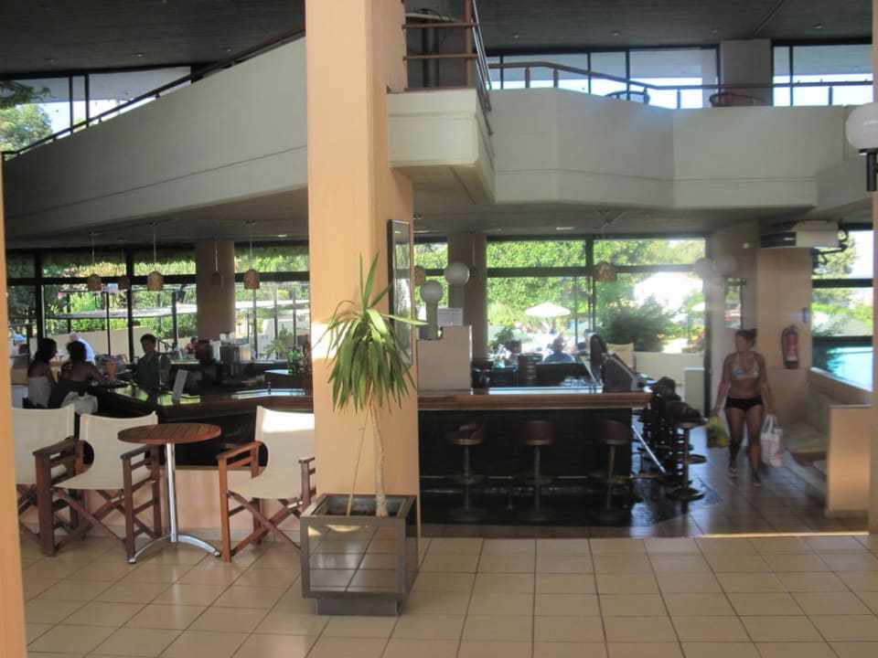 Die Hauptbar mit Blick auf den Pool Hotel Kalithea Sun & Sky