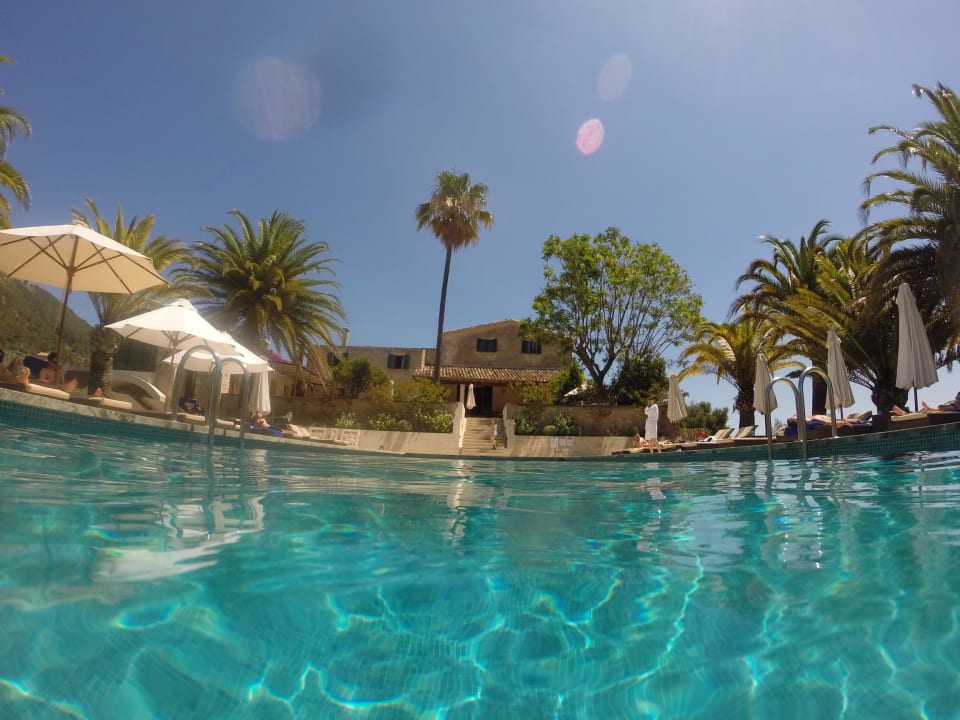 Blick aus dem Pool auf die Finca Hotel Monnaber Vell
