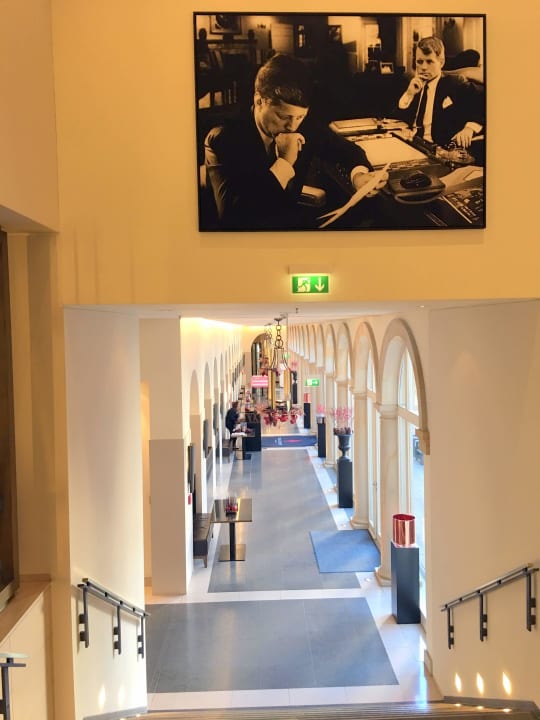 Treppe zur Barund Restaurant Rocco Forte Villa Kennedy