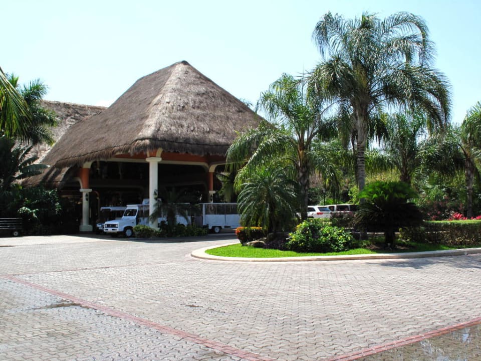 Vier Lobbys dieser Art gibt es! Grand Palladium Kantenah Resort & Spa