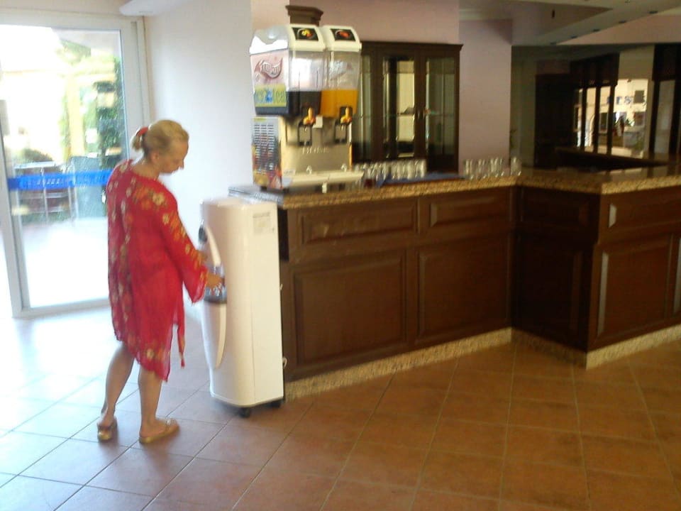 Selbstbedienung an der Lobbybar Club Turtas Beach Hotel