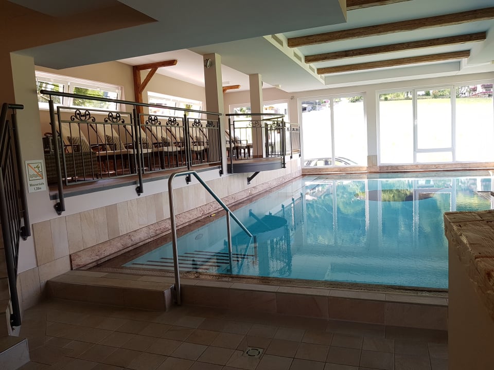 Pool DER GREIL Wein & Gourmethotel