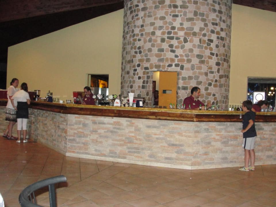 Piazza Bar am Abend Falkensteiner Club Funimation Garden Calabria