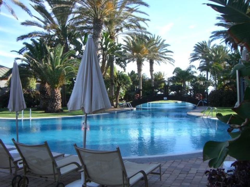 Dahinter Pool mit Liegewiese R2 Rio Calma Hotel & Spa & Conference