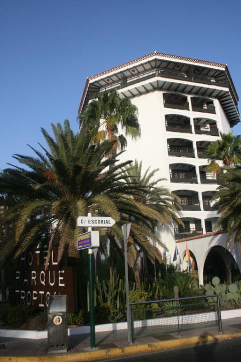 Außenansicht Hauptgebäude Hotel Parque Tropical