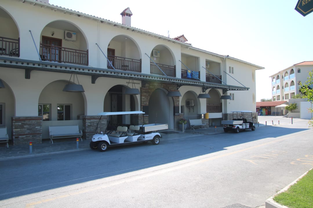 Außenansicht Akrathos Beach Hotel