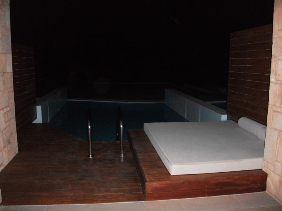 Liegebett mit Blick auf Privatpool Aquagrand Artistic Luxury Beach Resort - Adults only