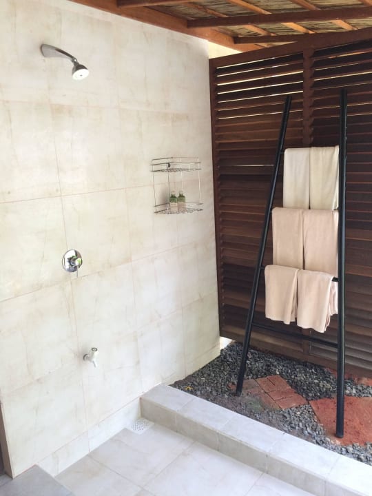 Dusche Beachbungalow Kuredu Island Resort & Spa
