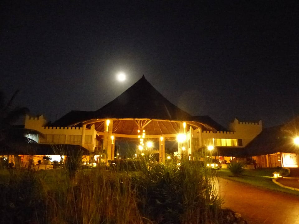 Sehr viel Charme am Abend... Royal Zanzibar Beach Resort