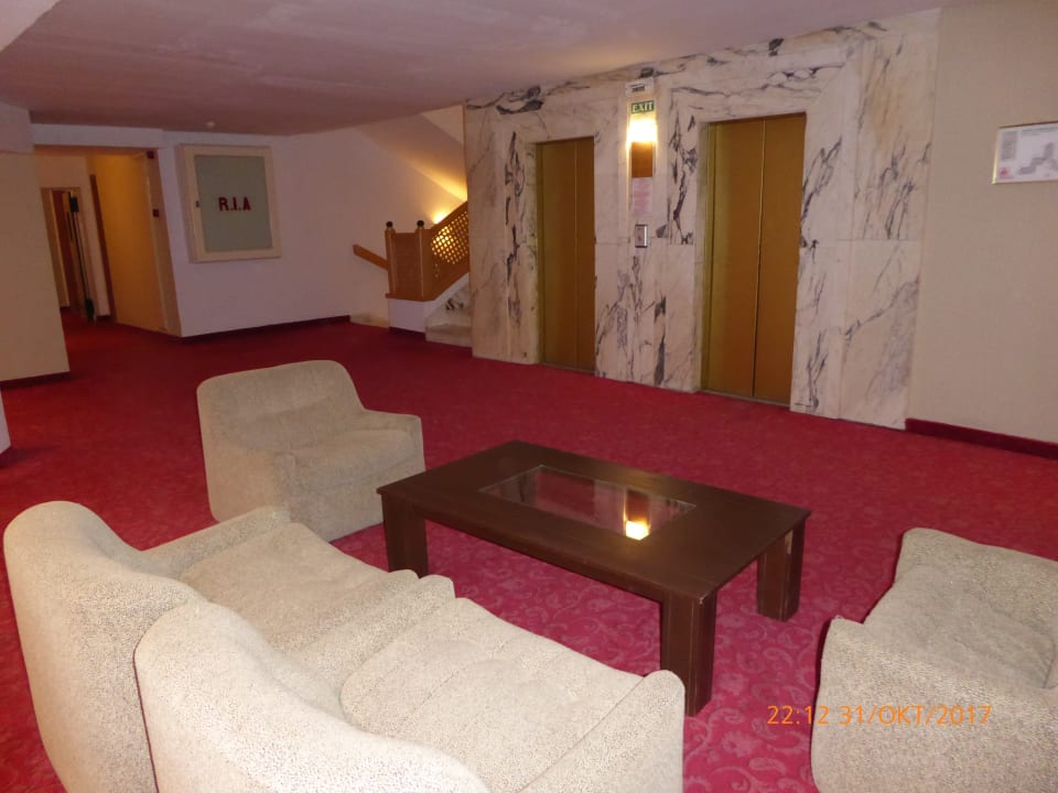 Sitzgelegenheiten auf den Fluren und die Fahrstühle Hotel Marhaba Beach