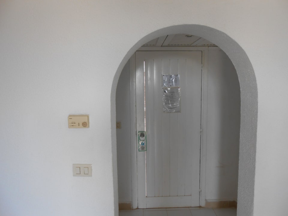 Klapprige Tür mit Schlitz Hotel Sangho Club Zarzis