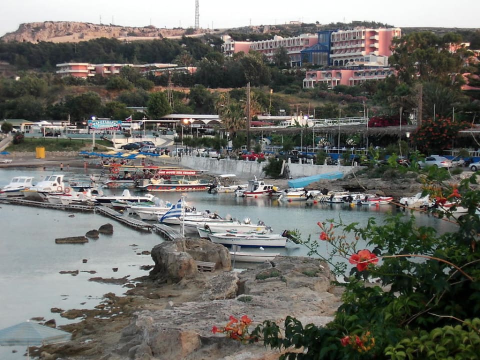 Blick über den kleinen Hafen auf das Hotel Kresten Palace Hotel