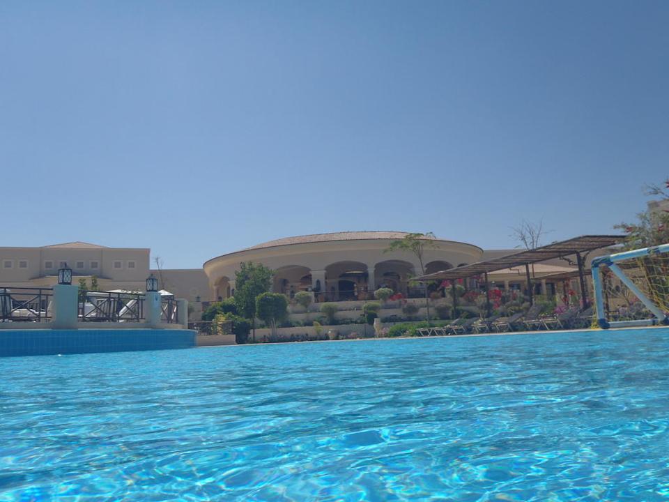 Haupthaus vom Pool JAZ Aquamarine Resort