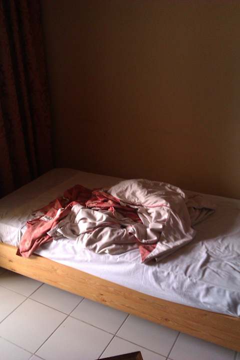 Bett nach dem Zimmerservice Hotel African Queen