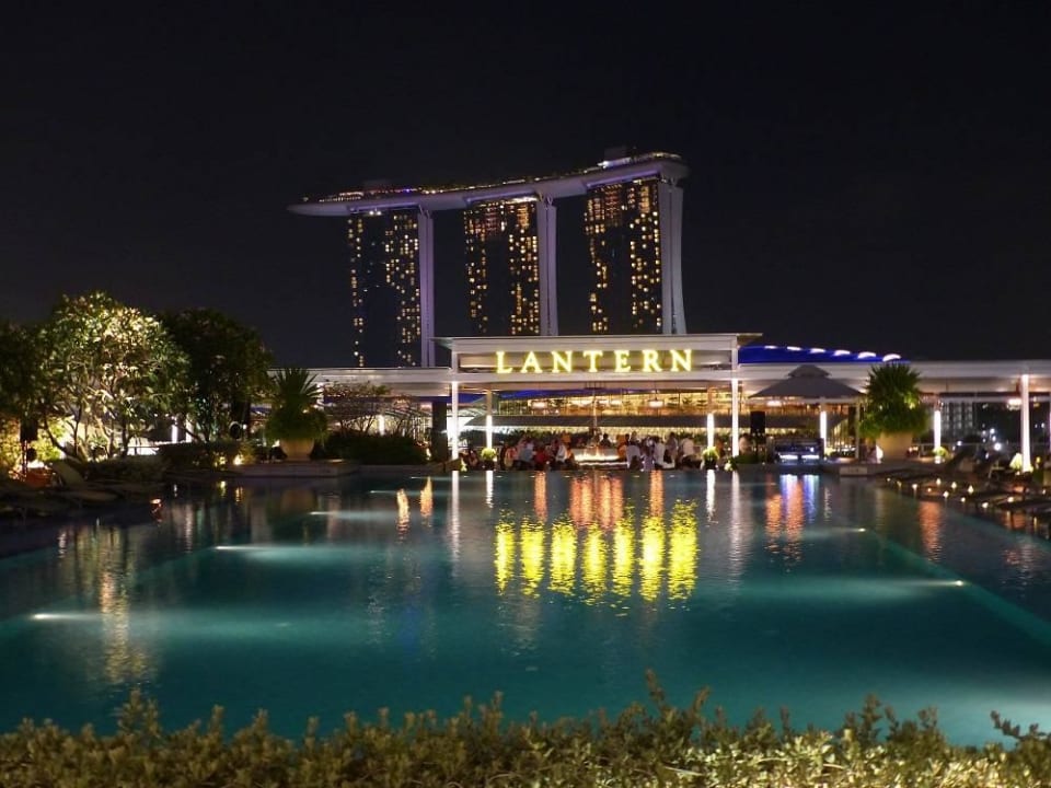 Pool mit Restaurant "Lantern" The Fullerton Bay Hotel Singapore