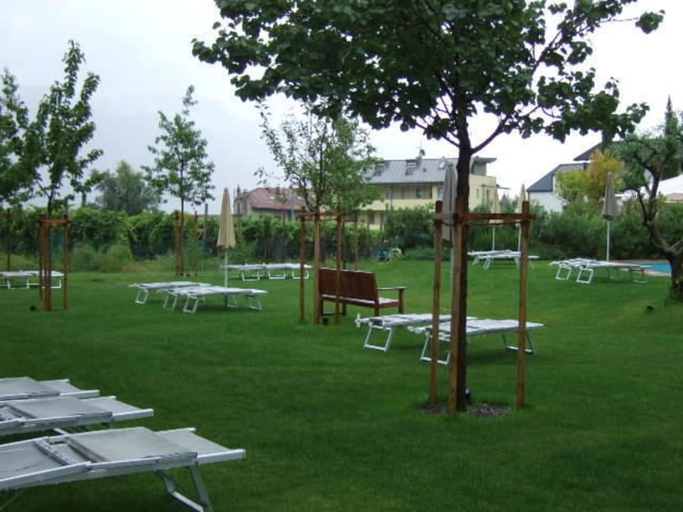 Liegefläche Garten Außenpool Hotel Schwarzschmied