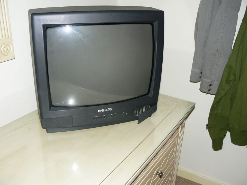 Beschädigtes TV Gerät im Zimmer Hotel Grand Palladium Palace Resort, Spa & Casino