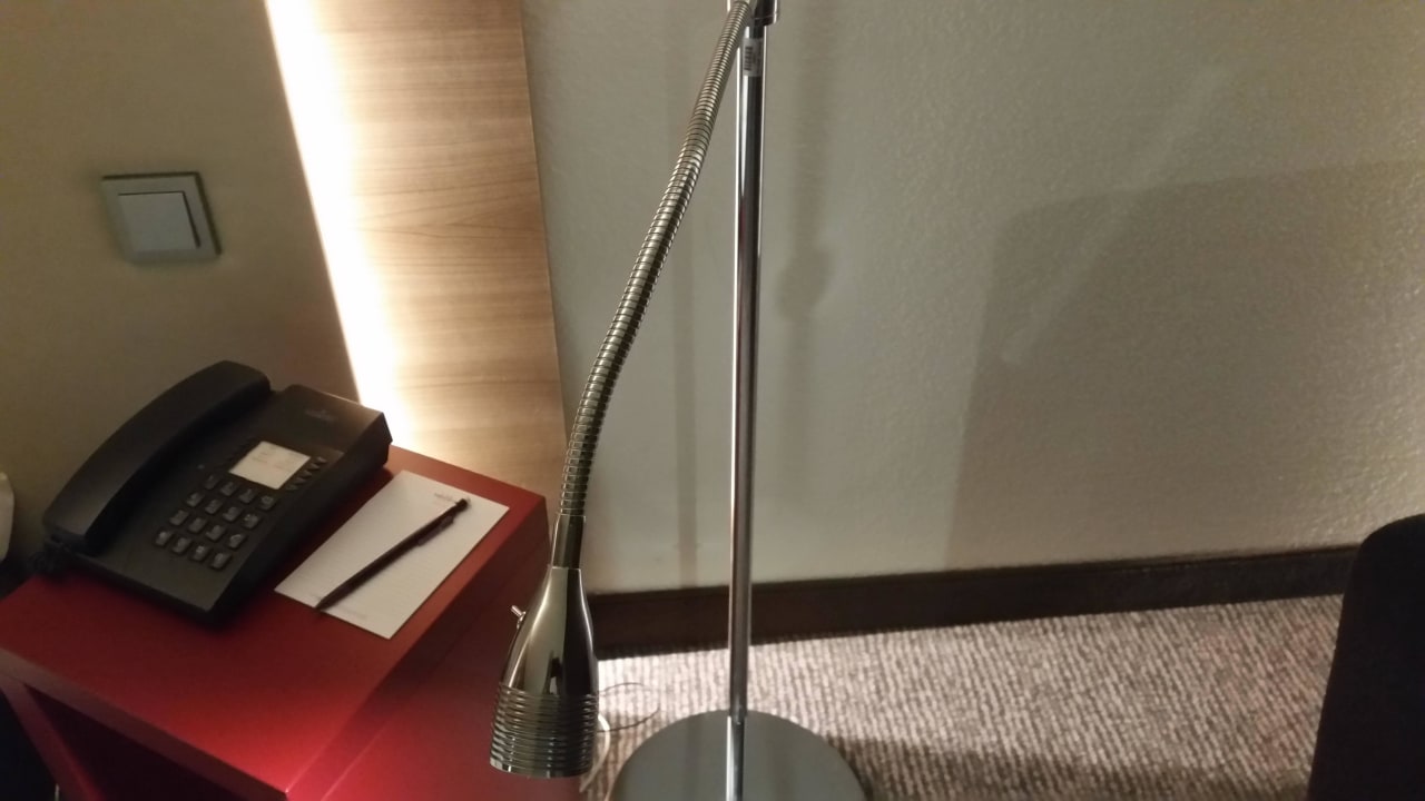 Staub auf Nachtskonsölchen und Telefon Mercure Hotel Stuttgart Airport Messe