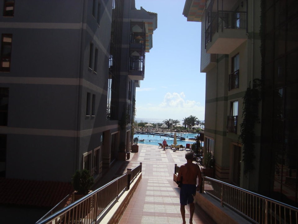 Weg zum Pool von der Rezeption Hotel Turan Prince