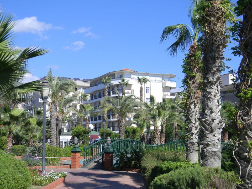 Blick vom Strand auf das Hotel Riviera Hotel & Spa