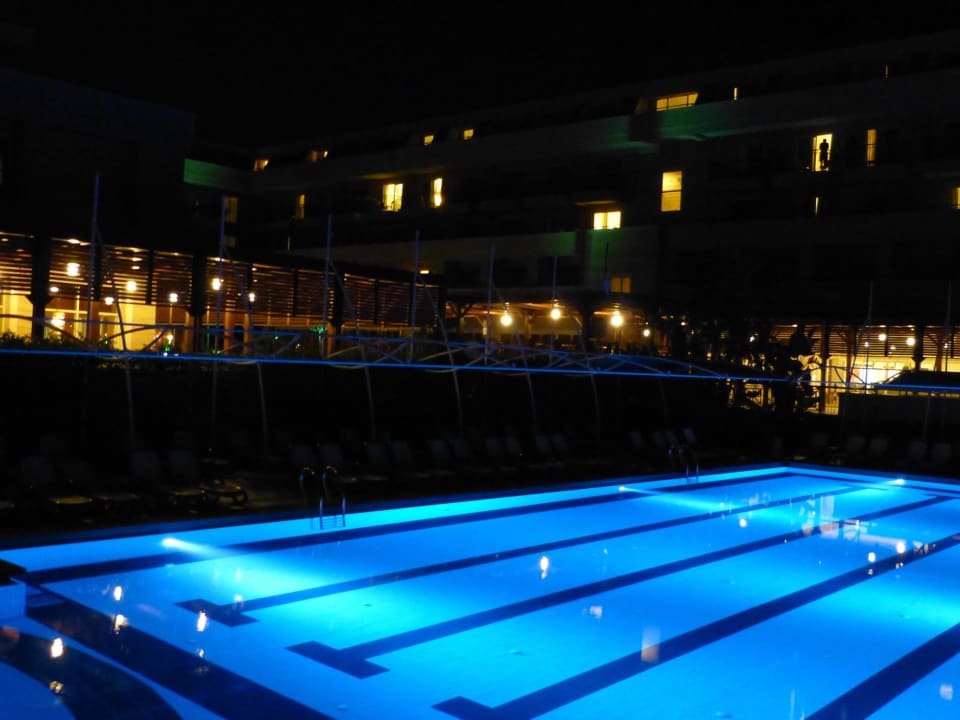 Pool bei Nacht Crystal De Luxe Comfort Collection
