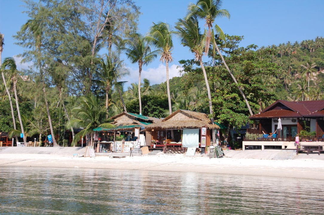Massage am Strand, daneben die Family Bungalows Hotel Salad Hut