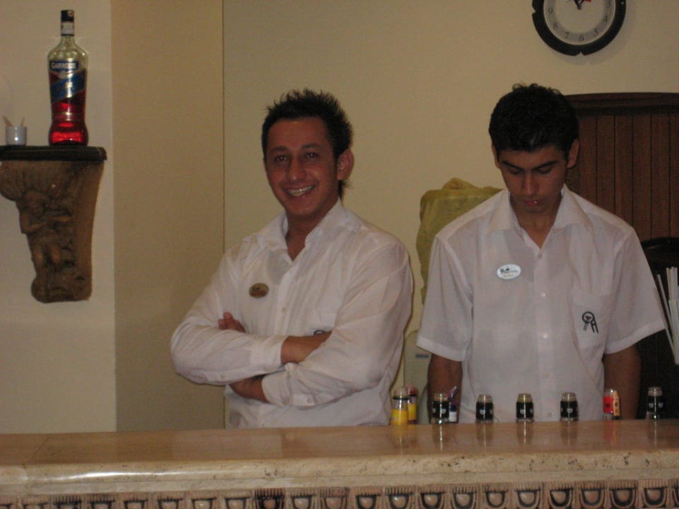 Murat, unser liebster Barkeeper mit Helfer Royal Atlantis Beach Hotel