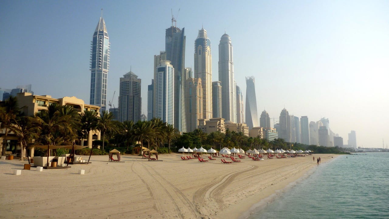 Strand mit Skyline von Marina Bay One&Only Royal Mirage Resort Dubai at Jumeirah Beach