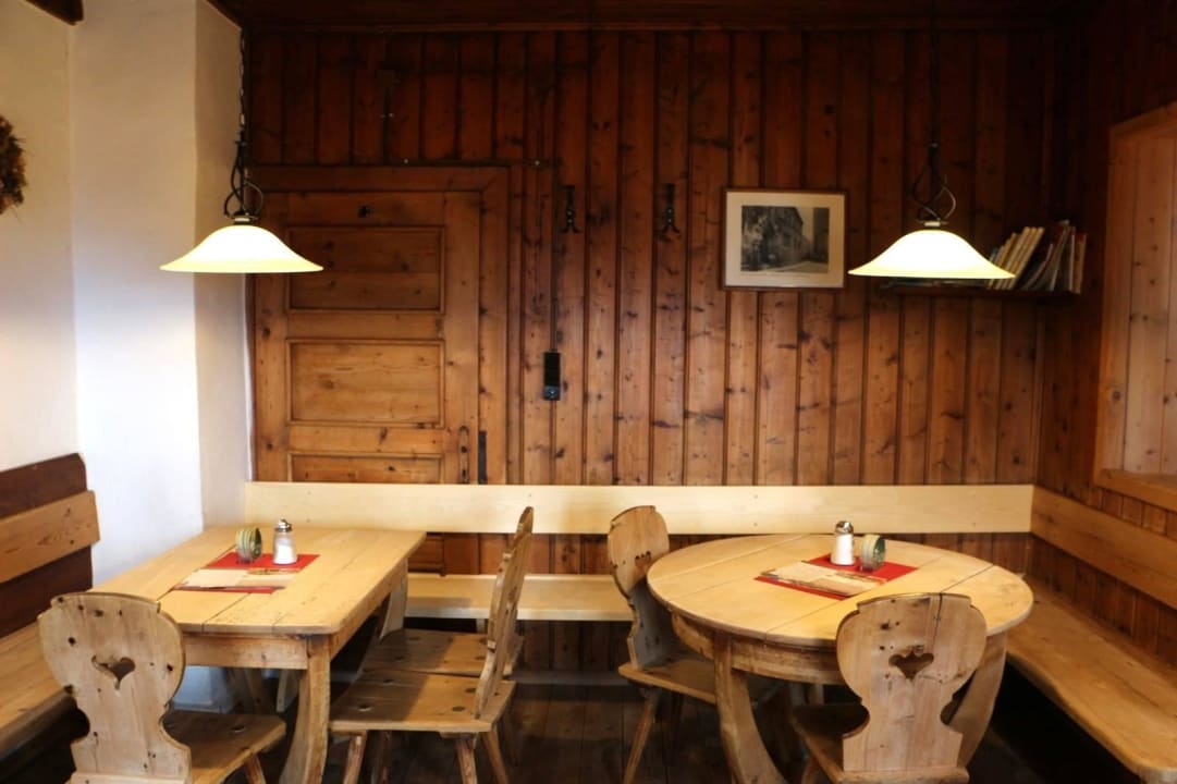 Der kleine Gastraum Erfurter Hütte