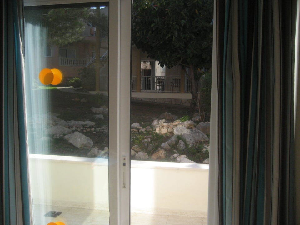 Einblick von anderen Urlaubern ins Schlafzimmer allsun Hotel Lago Playa Park