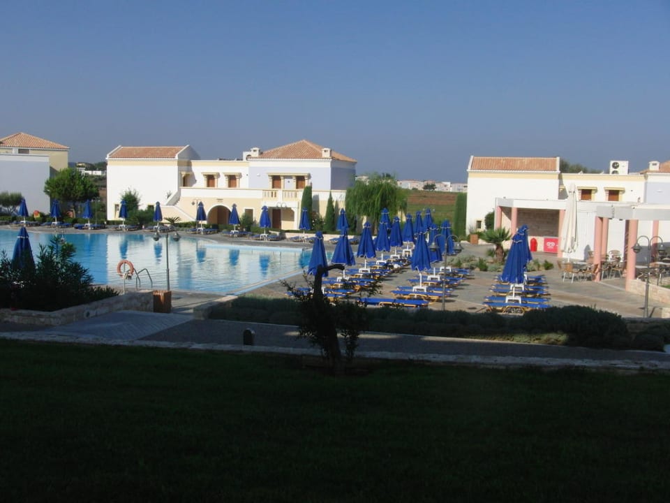 Von unserem Balkon auf den Sportpool Neptune Luxury Resort
