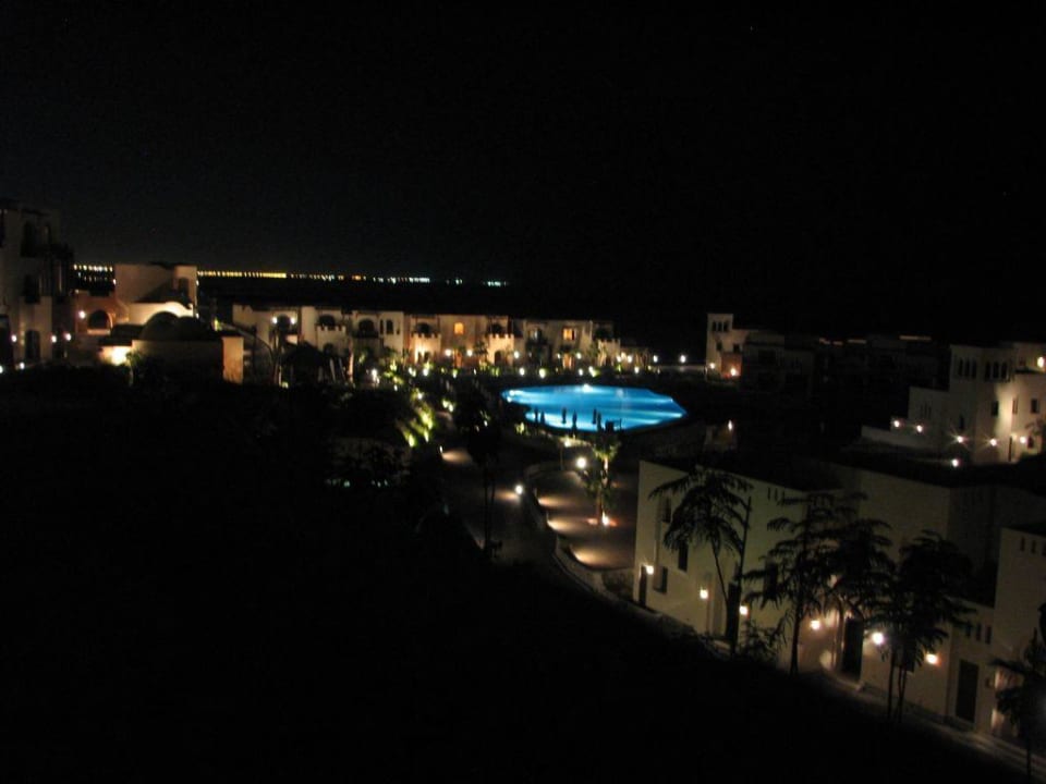 Nachtaufnahme The Cove Rotana Resort