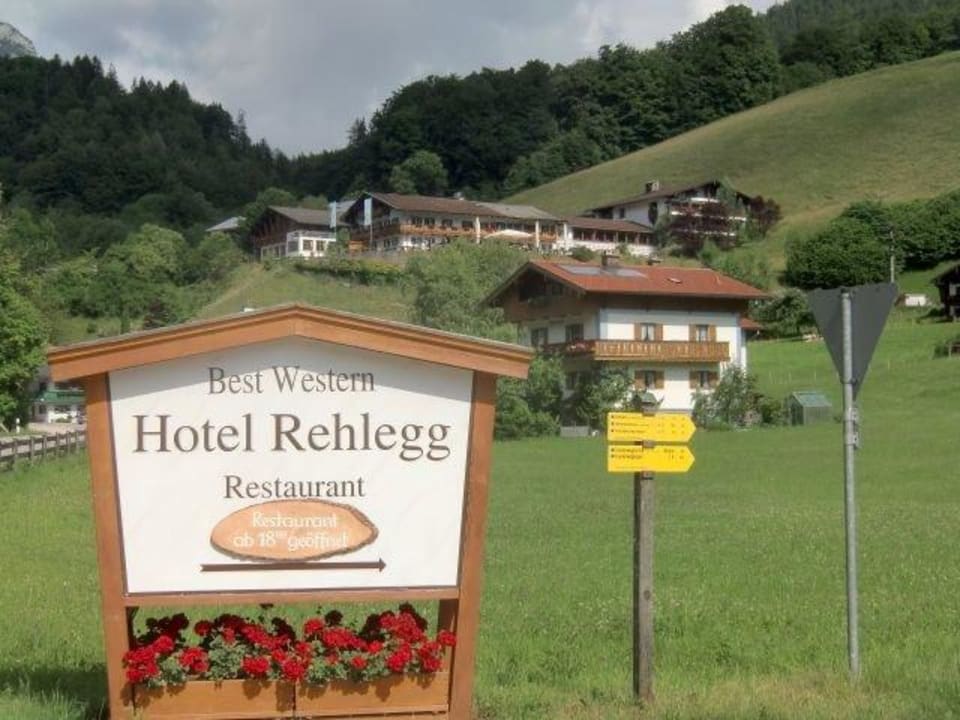 Lage des Hotels oberhalb der Dorfstraße Berghotel Rehlegg