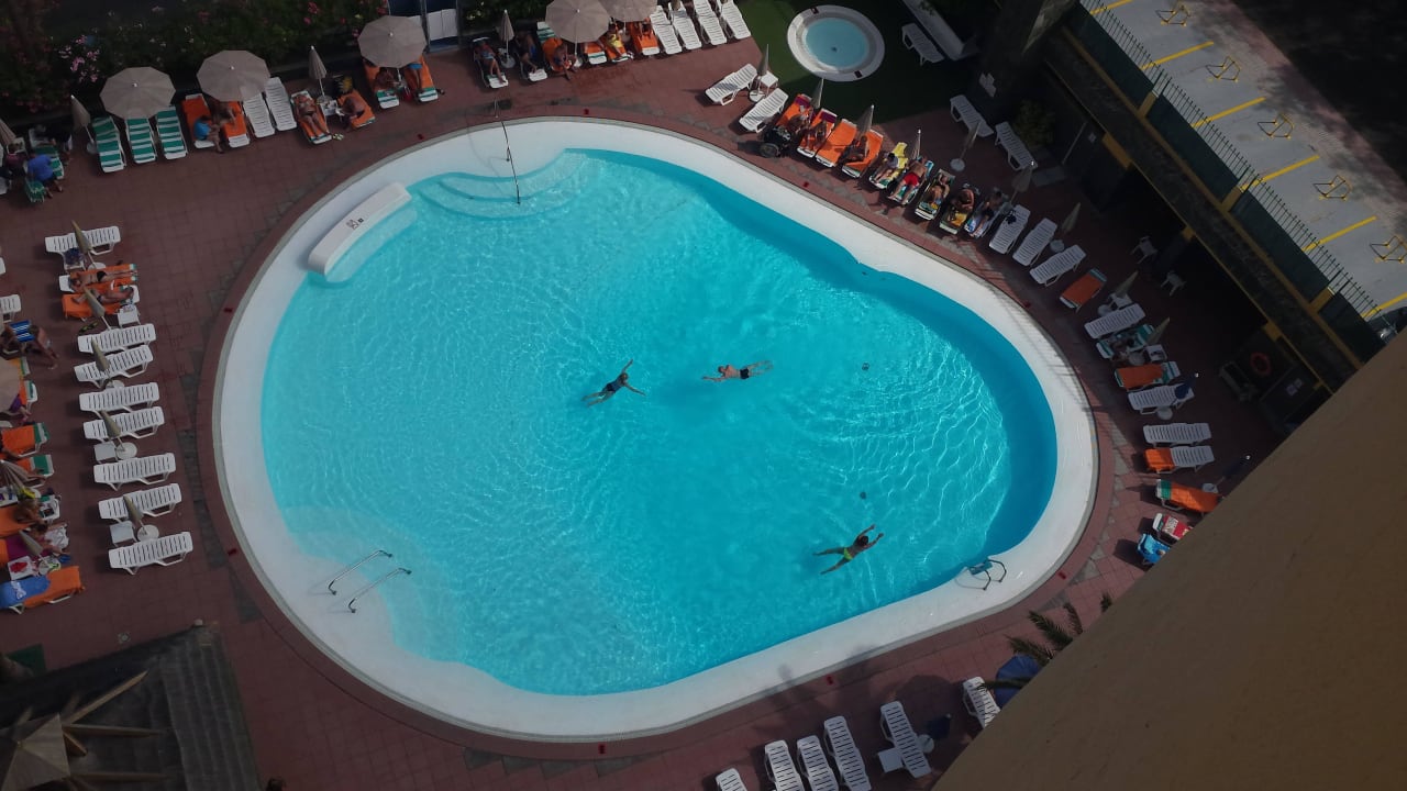 Pool von Dachterrasse allsun Hotel Lucana