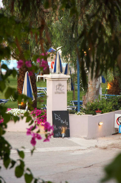 Der Eingang zum Eden Park (Hotelanlage) Corissia Beach Hotel