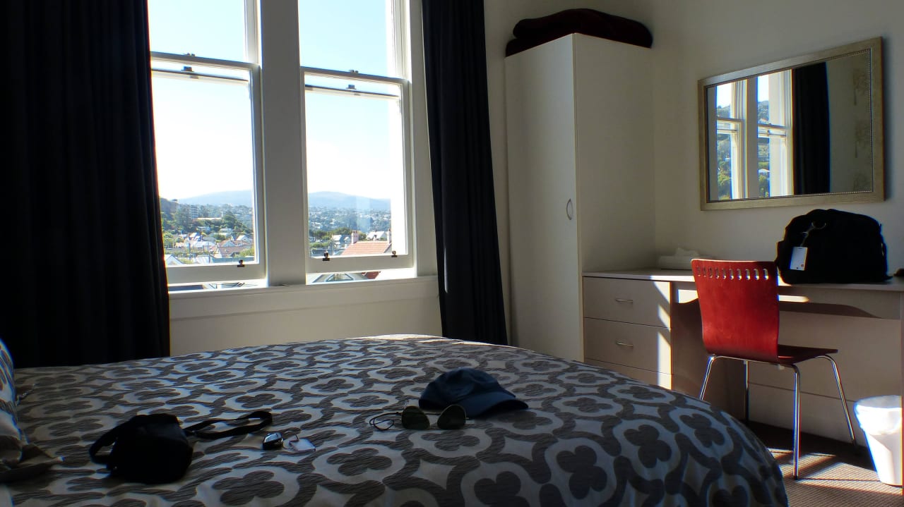 Schlafzimmer mit Queensize Bett Apartments at St Clair