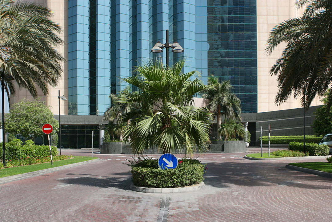 Vorderansicht des Hotels Le Meridien Mina Seyahi Beach Resort & Waterpark